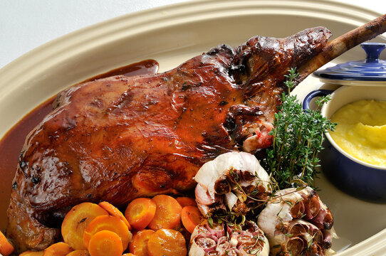 Perna de cabrito assada com legumes