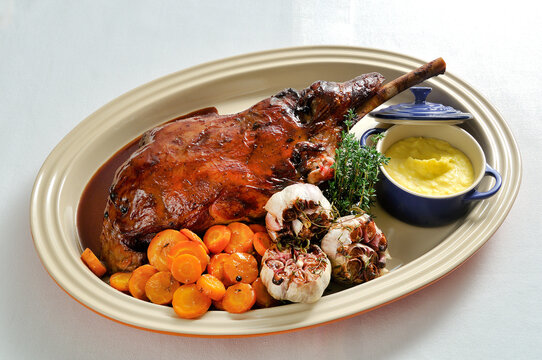 Perna de cabrito assada com legumes