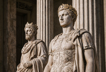 Obraz premium Ancient roman stone statues of emperors standing in front of marble columns