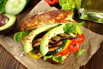 Cereal Bun with Avocado and grilled Vegetables © ExQuisine