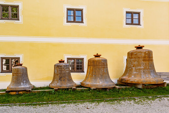 Alte Glocken im Hof des Kloster Beuerberg, Eurasburg-Beuerberg, Oberbayern, Bayern, Deutschland