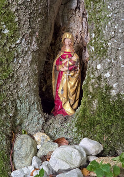 Kleine Marienstatue steht in einem Baum im Wald, Erling-Andechs, Bayern, Deutschland