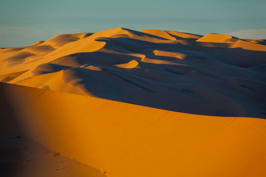 Sunlit ridge of a sand dune, North Africa, Erg Admer, Algeria