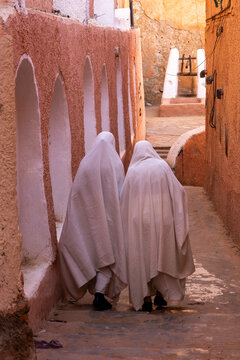 Mozabite women in white ha&iuml;k in the streets of Ksar El Atteuf, North Africa, Ghardaia, Algeria