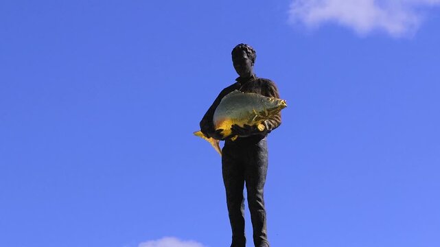 AutoformatSkulptur &bdquo;Der Diez&ldquo; von Matthias Rodach am Unterm&uuml;llerplatz in Die&szlig;en am Ammersee, Oberbayern, Bayern, Deutschland, Europa
