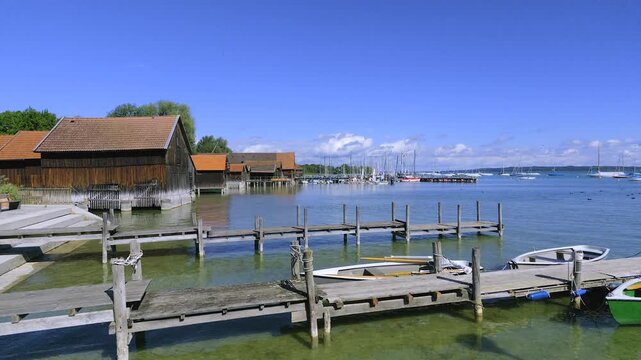 Morgenstimmung am See, Bootsh&auml;user, Boote, Yachthafen, Die&szlig;en am Ammersee, Bayern, Deutschland