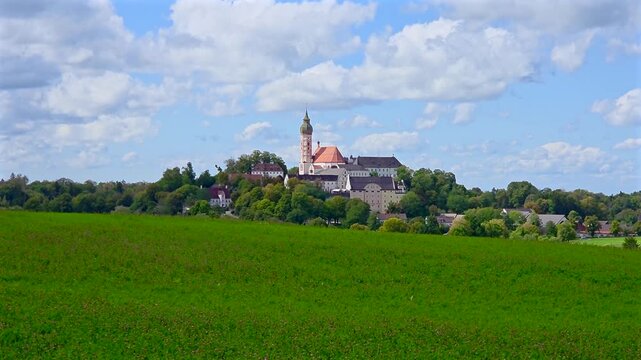 L&auml;ndliche Landschaft beim Kloster Andechs, Erling, Bayern, Deutschland