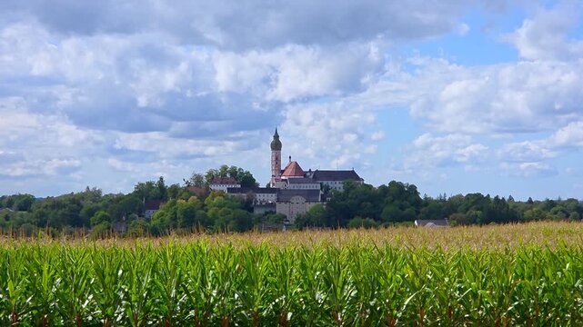 L&auml;ndliche Landschaft beim Kloster Andechs, Erling, Bayern, Deutschland