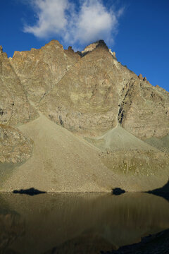 Monviso et Lago Grande di Viso au lever de soleil. Au pied du Monviso - Pi&eacute;mont - Italie