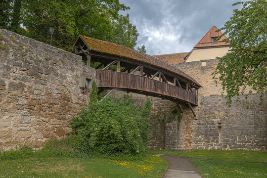 Rothenburg ob der Tauber, Germany: Wooden covered pedestrian bridge (Gedeckte Br&uuml;cke) and medieval defensive wall (Stadtbefestigung) located next to the Spitaltor gate and bastion (Spitaltorbastei).