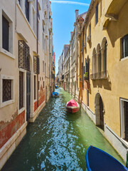 Houses and narrow alleys in Venice, Italy © Mustafa Kurnaz