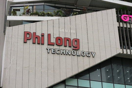 Phi Long Technology electronics supermarket store logo signboard close up on modern building facade in Da Nang, Vietnam - January 23, 2026