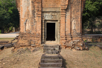 Obraz premium ruined hindu and buddhist khmer temple (bakong) at angkor in siem reap in cambodia 