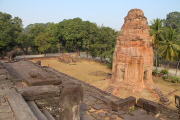 Obraz premium ruined hindu and buddhist khmer temple (bakong) at angkor in siem reap in cambodia 