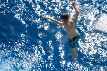 Abkühlung - Sprung ins Schwimmbecken © FOTOKERSCHI