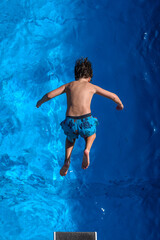 Abkühlung - Sprung ins Schwimmbecken © FOTOKERSCHI