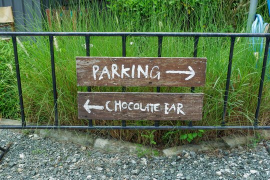 Parking Lot Sign in park,Car Park sign background with white arrow direction,text,streetsign in countryside,public car park information board,vehicle parking area sign concept.