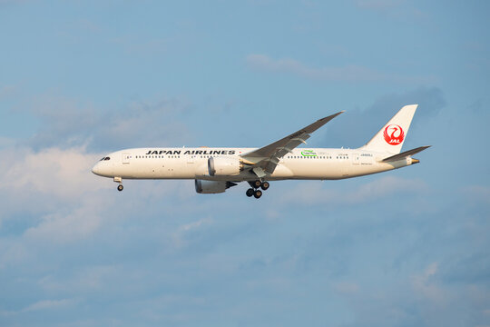 Japan Airlines Boeing 787-9 Dreamliner JA868J landing on Boston Logan International Airport (BOS), Boston, Massachusetts MA, USA. 