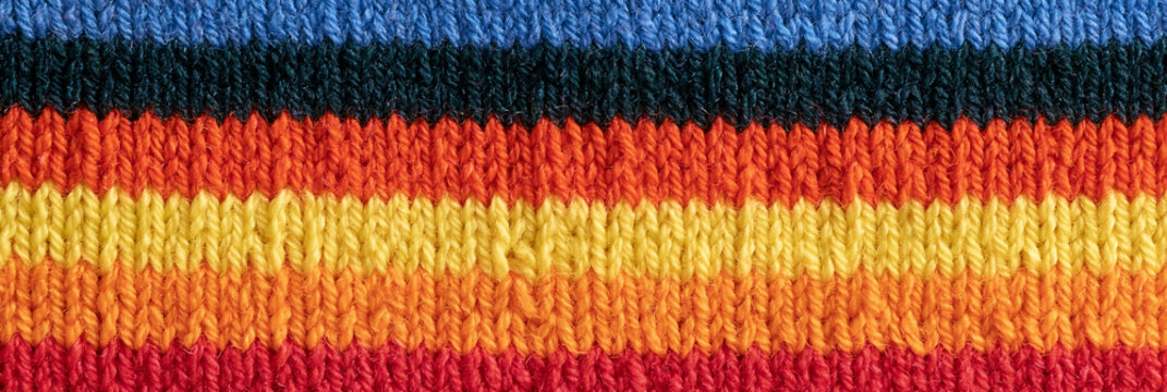 Bunt gestreifter Strickstoff mit horizontalen Streifen in Blau, Dunkelblau, Gelb, Rot und Orange, realistische Makroaufnahme f&uuml;r Textil- oder Modewerbung.