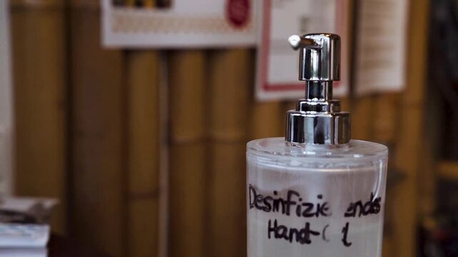 H&auml;nde verteilen Desinfektionsgel zur Handhygiene in Zeitlupe