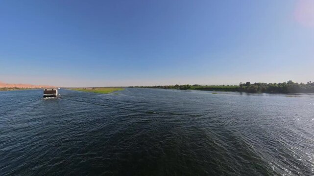 Un bonito paisaje que representa la vida en el Nilo visto desde un crucero pasando por Egipto