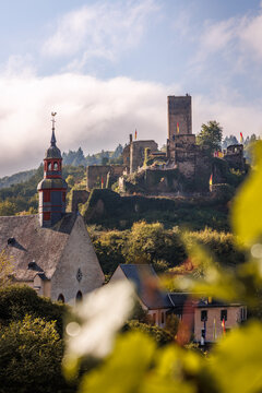 Kirchturm der Karmeliterkirche und Burg Metternich in Beilstein im Herbstlicht