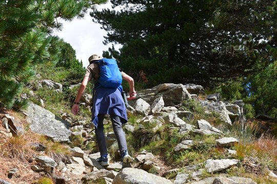 Ein Mann wandert auf der Haideralm in S&uuml;dtirol 