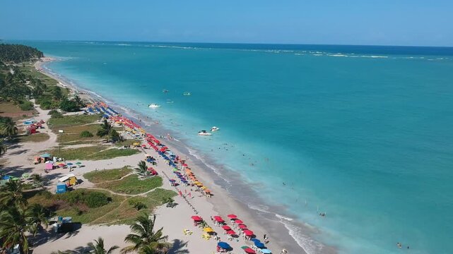 Maragogi, Alagoas, vista por drone com praia movimentada, coqueiros e &aacute;guas tropicais cristalinas