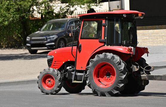 Compact utility and agricultural tractor