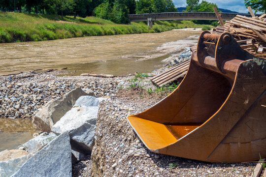 Im Sommer 2021 wird  in Weilheim/Bayern der Hochwasserschutz an der Ammer verbessert und das Gew&auml;sserbett teilrenaturiert
