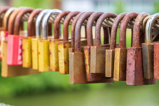Viele Liebesschl&ouml;sser h&auml;ngen als Zeichen der ewigen Liebe an der Kettenbr&uuml;cke &uuml;ber die Regnitz in Bamberg, Franken, Bayern