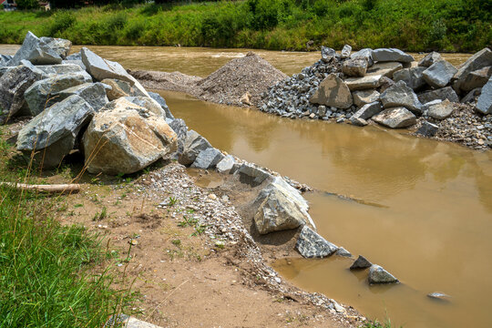 Im Sommer 2021 wird  in Weilheim/Bayern der Hochwasserschutz an der Ammer verbessert und das Gew&auml;sserbett teilrenaturiert