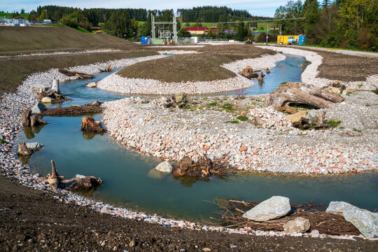 Neubau einer Fischleiter am Lech als Fischaufstiegshilfe zur Laichwanderung &uuml;ber die Staumauer des Wasserkraftwerks bei Lechbruck