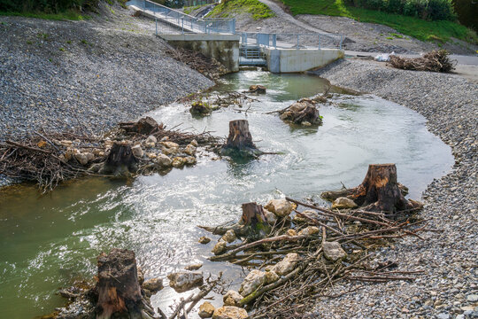 Neubau einer Fischleiter am Lech als Fischaufstiegshilfe zur Laichwanderung &uuml;ber die Staumauer des Wasserkraftwerks bei Dessau, gem&auml;&szlig; der EU-Wasserrahmenrichtlinie zur Durchg&auml;ngigkeit der Gew&auml;sser