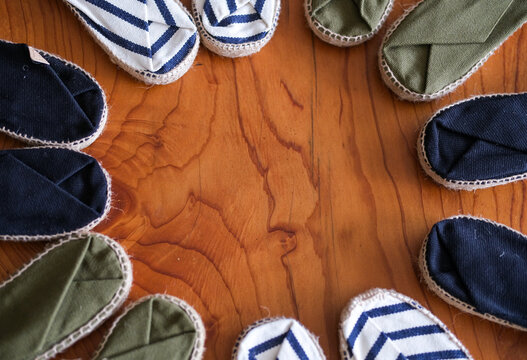 Cadre en cercle d espadrilles en toile sur table en bois avec espace de copie au centre
