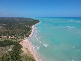 Paraíso tropical de Maragogi, Alagoas, fotografado por drone com mar cristalino e costa brasileira no litoral nordestino © Luciano