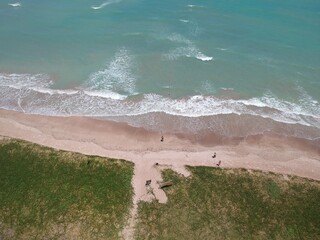 Foto de drone em Maragogi, Alagoas, mostra praia extensa, águas azul turquesa e natureza tropical no litoral nordestino © Luciano