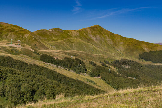 Il monte Spigolino coperto di verde in una splendida giornata