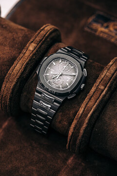 LA, CA, USA
September 5, 2026
Patek Philippe Nautilus ref 5990 