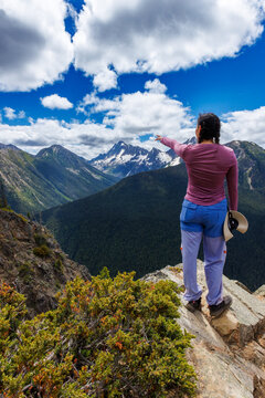 Woman hiker pointing toward mountain peaks in Manning Park
