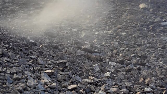 火山礫と立ち上る蒸気 シームレスループ動画背景 16:9 4K