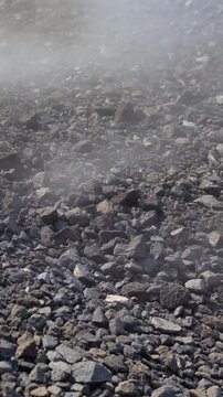 火山礫と立ち上る蒸気 シームレスループ動画背景 9:16 4K