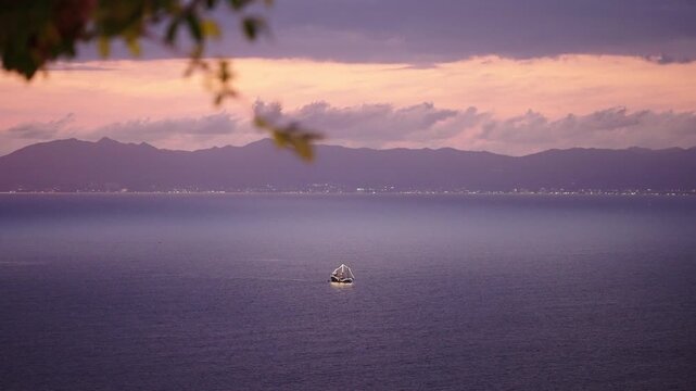 4K BARCO PIRATA EN EL MAR ATARDECER