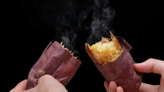 半分に割った焼き芋から湯気が立ち上る4K動画	