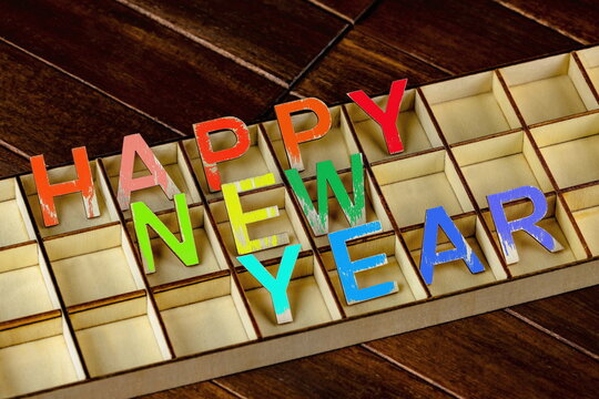 Reticolo di legno con banner per augurare un felice anno nuovo