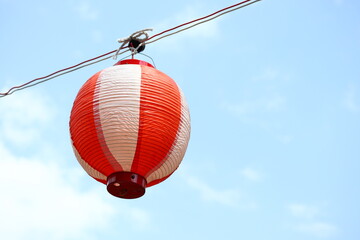 お祭りの提灯　青空 © apple713