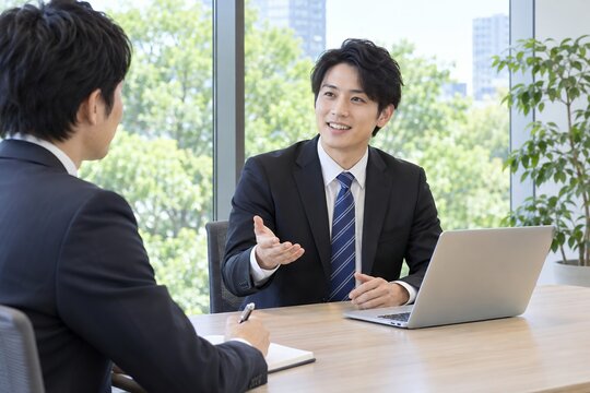 採用面接や転職相談を表現した高品質な日本人ビジネス人物の商用写真素材