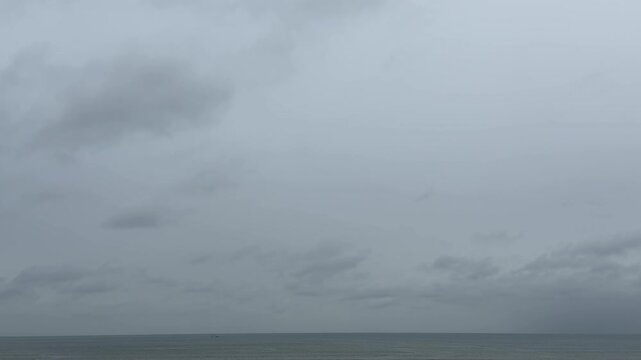 雲に覆われた空と穏やかな水平線