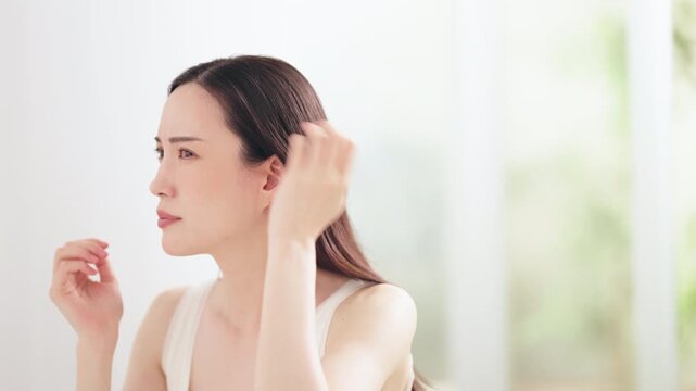 髪と頭皮を気にするアジア人女性