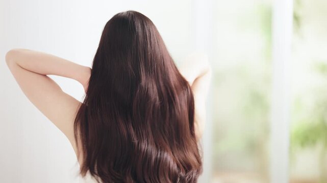 髪を揺らす日本人女性の後ろ姿